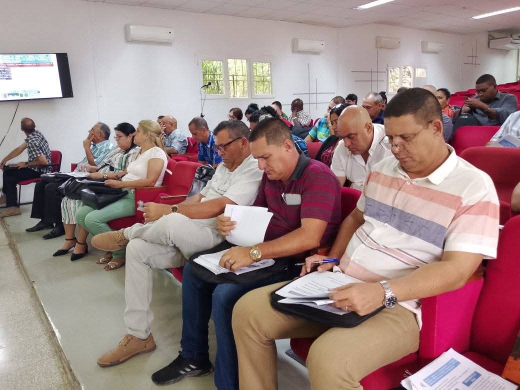 En #HolguínSí sesiona el #ConsejoProvincial con la presencia 
del miembro del Comité Central y Primer Secretario del Comité Provincial del Partido en Holguín Joel Queipo Ruiz. Como tema principal se evalúa los 10 objetivos del programa de Gobierno 
#CubaViveYTrabaja