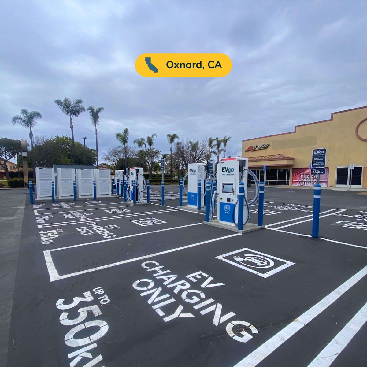 evgonetwork's tweet image. 8 charging stalls with 350 kW chargers are now available at Grocery Outlet – Oxnard, 920 N Ventura Rd in Oxnard, CA, in collaboration with GM. Charge up and visit Anytime Fitness, Pizza Hut, or other nearby shops.