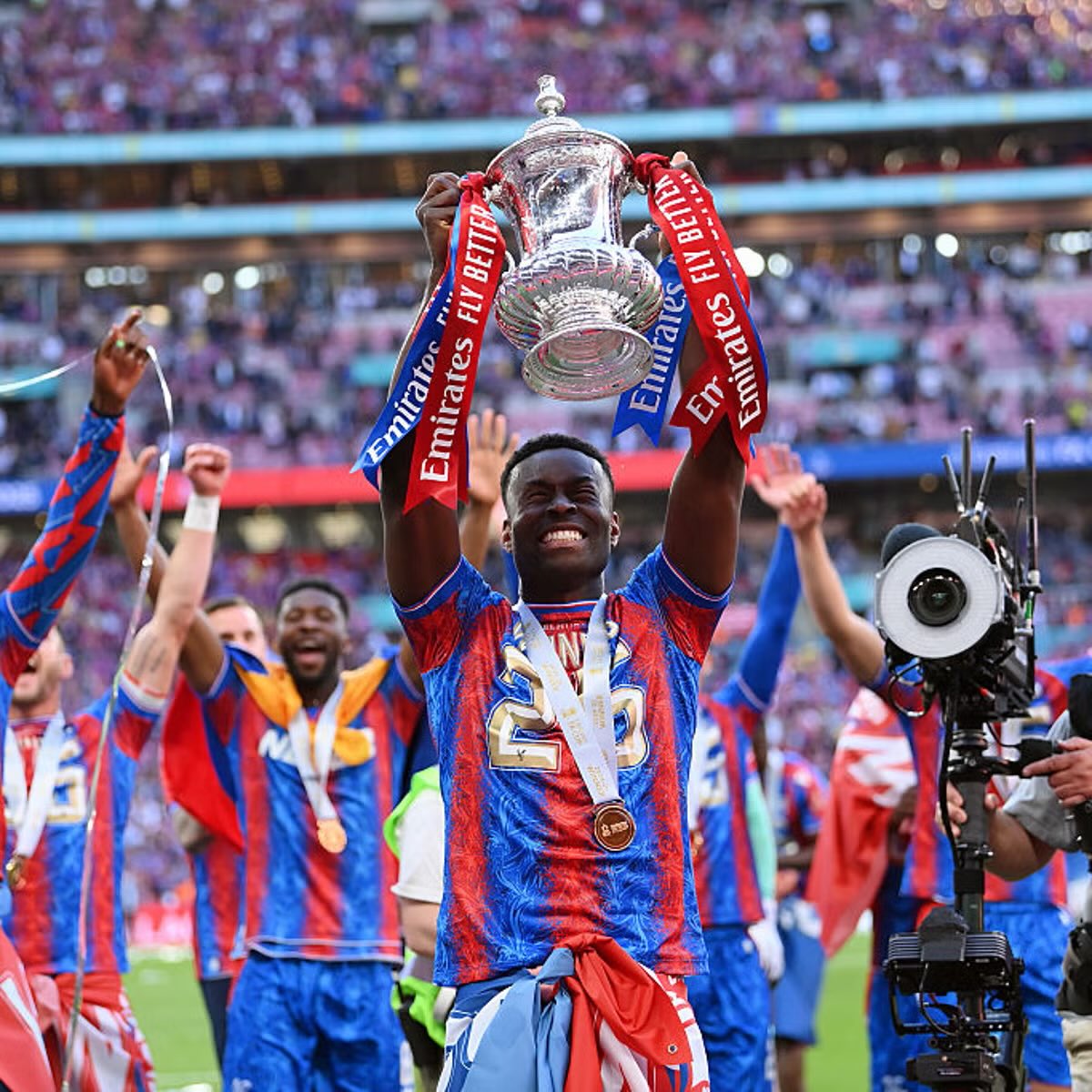 MissC_P's tweet image. A special end of year message from England no.6 and FA cup winner, @MarcGuehi13 🤩 this left a lot of the children (and adults) star struck!⚽️🏴󠁧󠁢󠁥󠁮󠁧󠁿
@fieldhouseinfs @embarkfed @CrawfordMatt77