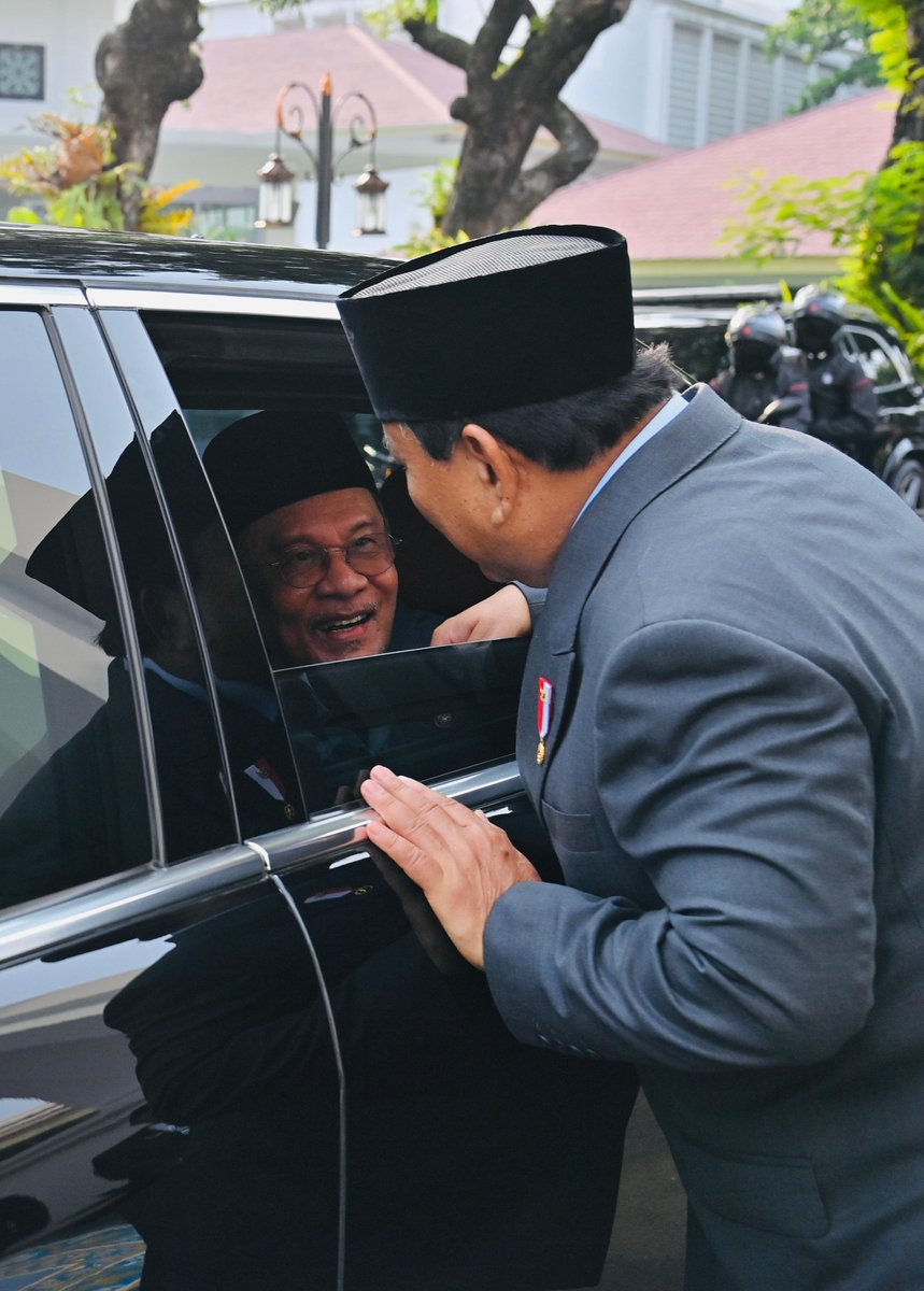 anwaribrahim's tweet photo. Terima kasih sahabat Presiden @prabowo atas ruang dan layanan yang diberikan. Banyak yang dapat diketengah dan dibahaskan. Ternyata keakraban ini mesti terus disemarak bagi mengangkat kepentingan kedua-dua negara sahabat. 

Bersama kita perkukuh persahabatan dan kerjasama serantau! 

🇲🇾🤝🇮🇩