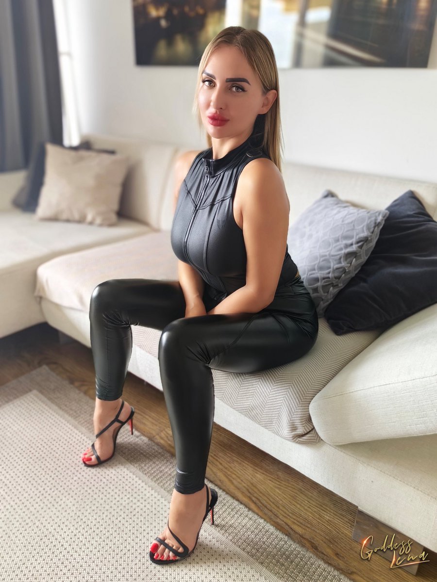 Join my livestream now 👉 fetishcams.to/de/mobile/Lena…