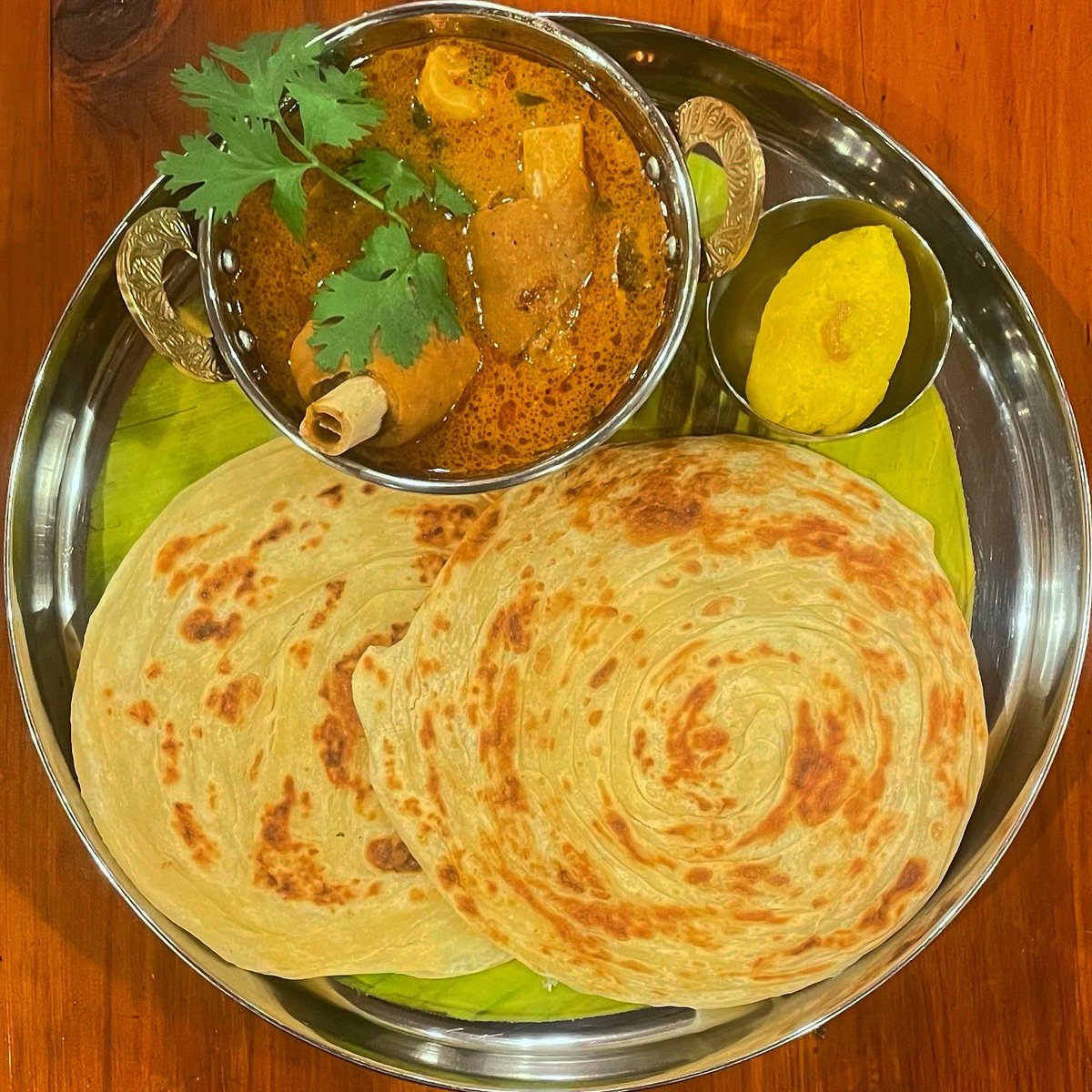 パロッタまたはイドゥリとマトン・パヤ
Parotta (or) Idly with Mutton Paya

#名古屋グルメ #南インド料理とミールス 
#南インド料理 #金山 #名古屋ランチ #名古屋ディナー