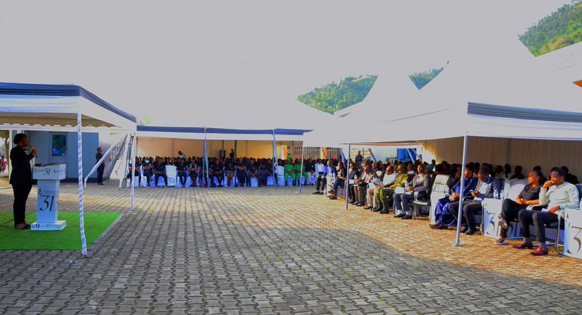 Kuri iki gicamunsi, abakozi b'Akarere bateraniye Ku rwibutso rwa Jenoside Yakorewe abatutsi rwa Commune Rouge aho bari mu gikorwa cyo kwibuka ku nshuro ya 31 abari abakozi ba Komine na za Segiteri bazize Jenoside Yakorewe abatutsi.
#Kwibuka31 
#TwibukeTwiyubaka