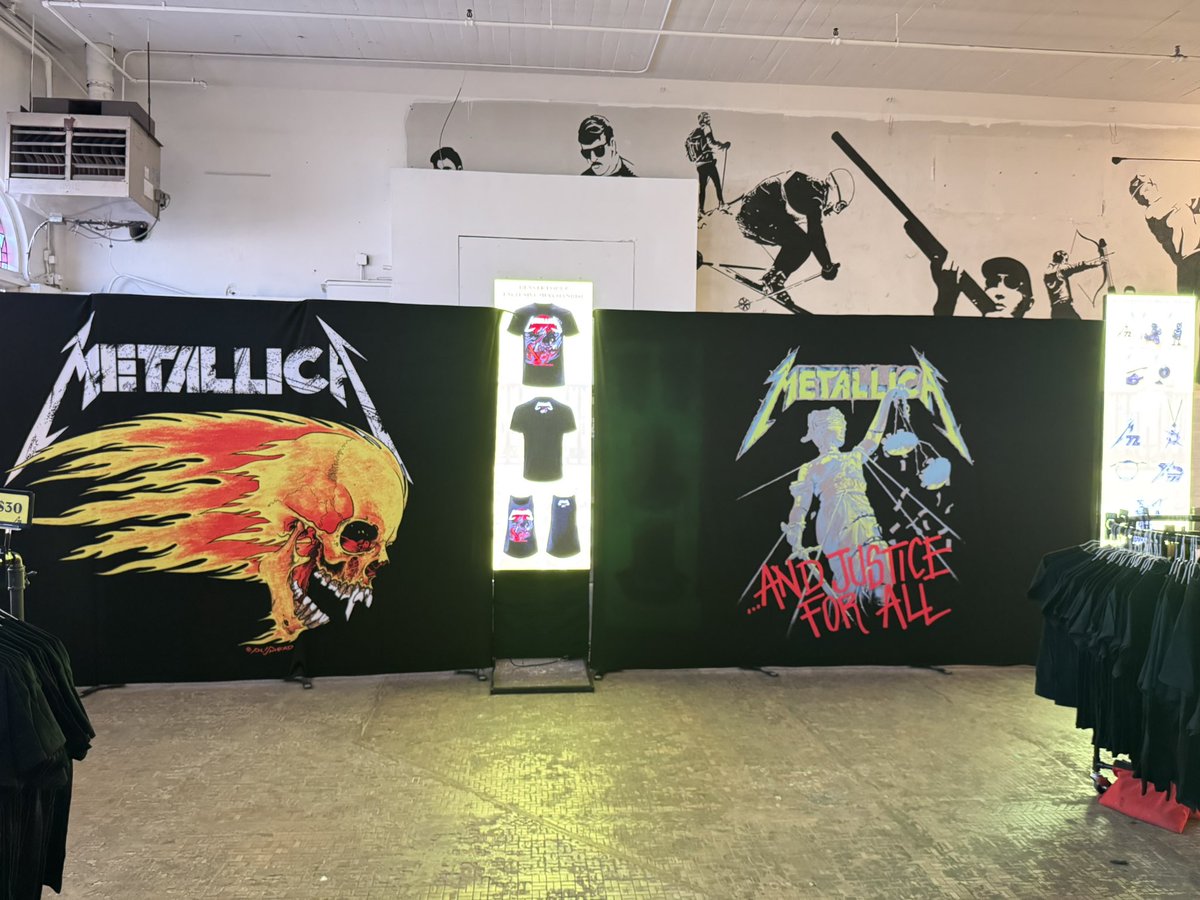 Kyle_Bell's tweet image. In line at 5:00 this morning for the pop up store to score the limited edition poster and an unnecessary amount of new merch. Totally worth it. Metalliweekend has begun @jmkratt