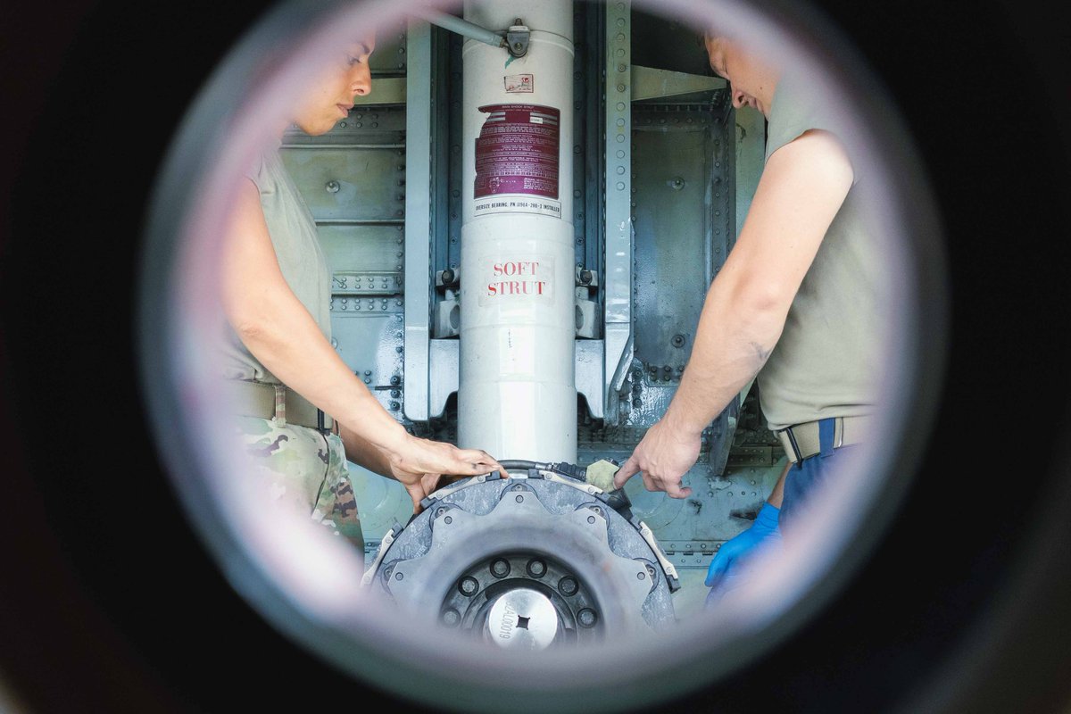 Missouri_NG's tweet image. 🛠️ Keeping the 139th Flying 🛩️
A1C Vanessa Alvarez, a crew chief with the @139AW, completed her first C-130H tire replacement during OJT!
With mentorship from SSgt Caleb Jimenez & MSgt Joseph Giles, Alvarez gained real-world experience that keeps our aircraft and mission ready.