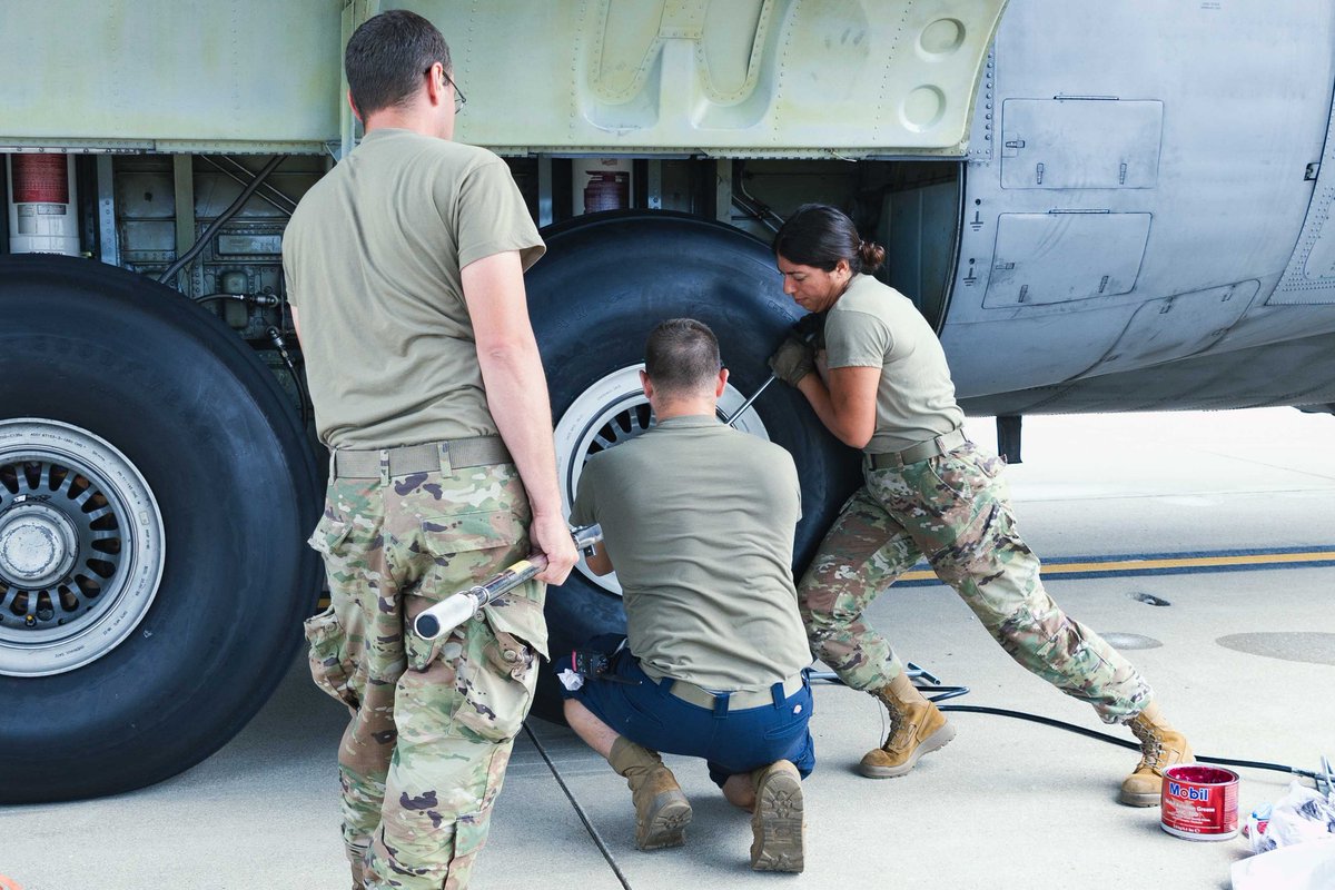 Missouri_NG's tweet image. 🛠️ Keeping the 139th Flying 🛩️
A1C Vanessa Alvarez, a crew chief with the @139AW, completed her first C-130H tire replacement during OJT!
With mentorship from SSgt Caleb Jimenez & MSgt Joseph Giles, Alvarez gained real-world experience that keeps our aircraft and mission ready.