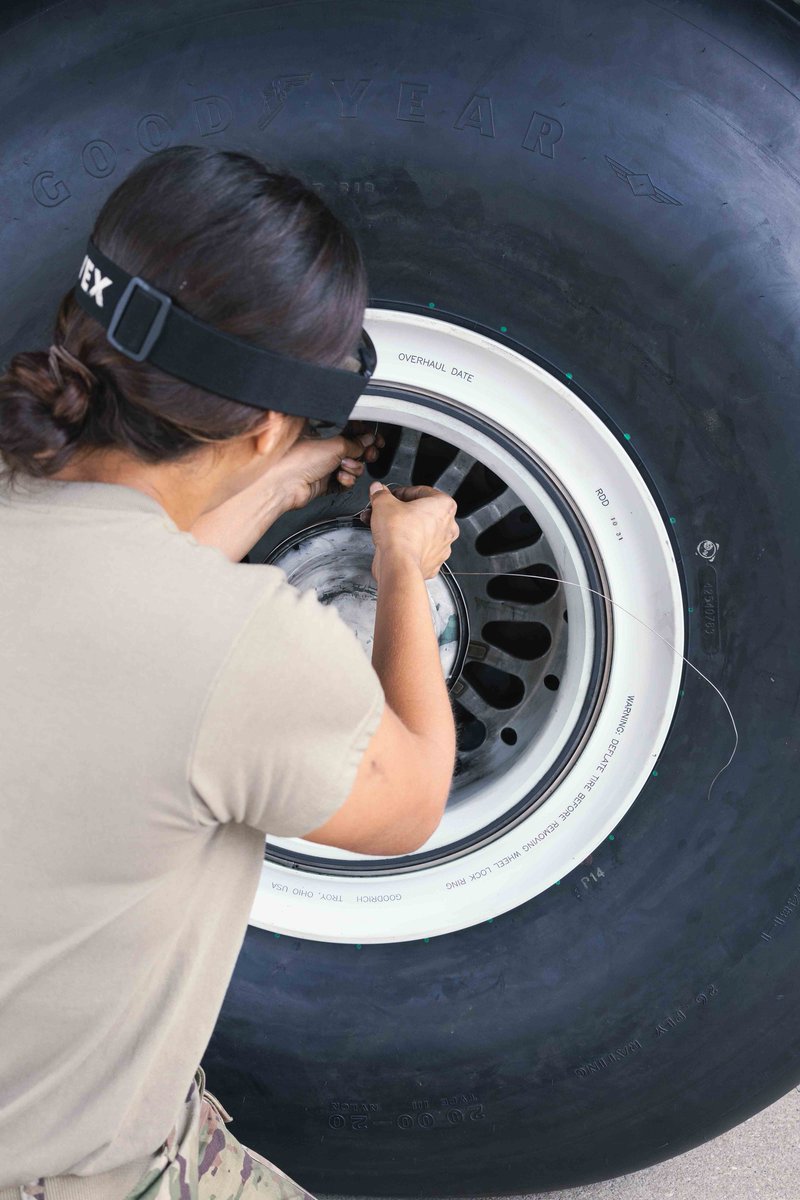 Missouri_NG's tweet image. 🛠️ Keeping the 139th Flying 🛩️
A1C Vanessa Alvarez, a crew chief with the @139AW, completed her first C-130H tire replacement during OJT!
With mentorship from SSgt Caleb Jimenez & MSgt Joseph Giles, Alvarez gained real-world experience that keeps our aircraft and mission ready.