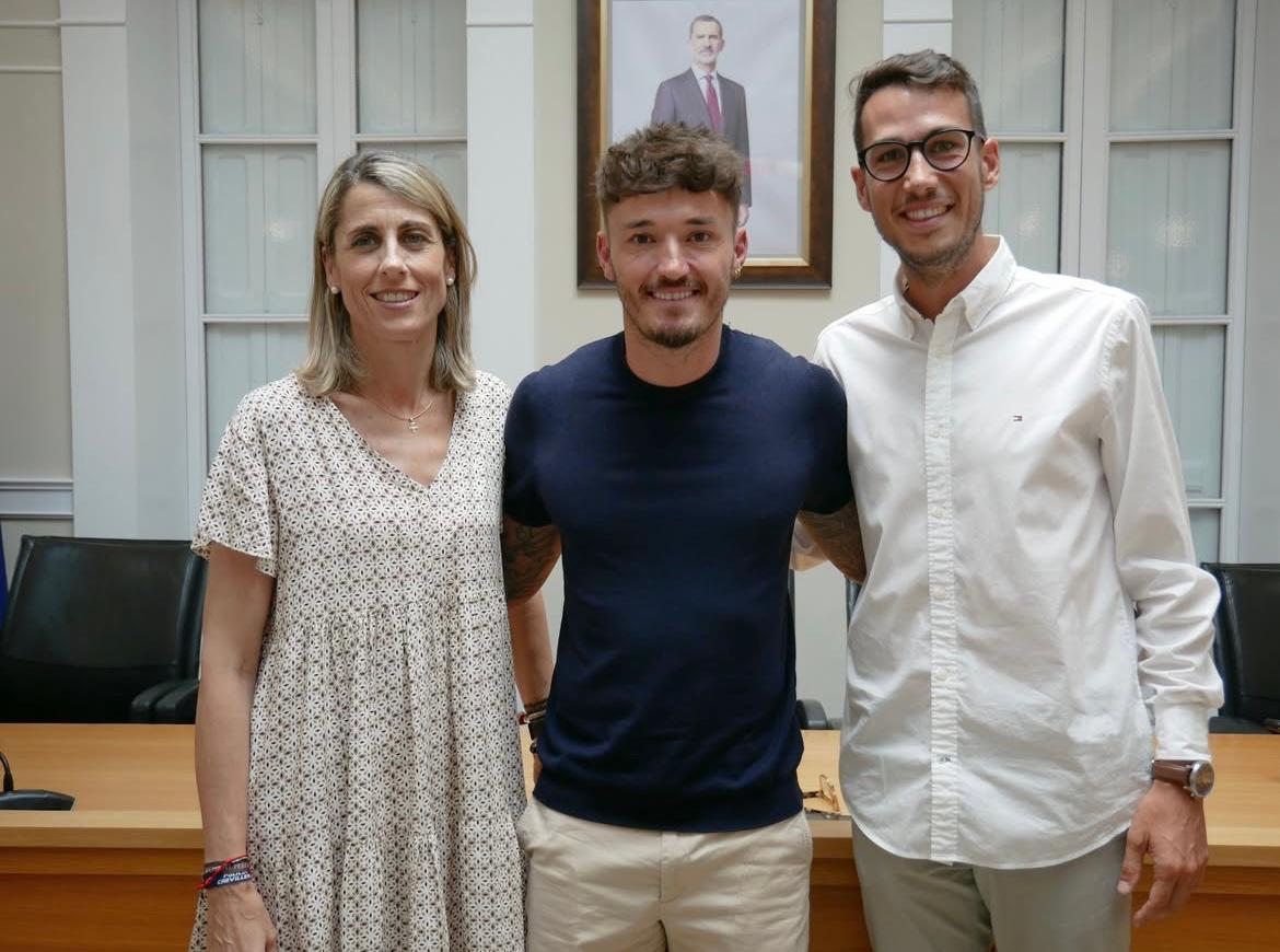 Elche Club de Fútbol 🌴💯 (@elchecf) on Twitter photo 💚 Esta mañana, <a href="/JosanFerrandez7/">Josan Ferrandez</a> fue recibido por la alcaldesa Lourdes Aznar, el concejal de Deportes David Amorós y otros miembros en el Salón de Plenos del Ayuntamiento de Crevillente
🤝 Crevillente y Elche, orgullosos de ti 💚 Esta mañana, <a href="/JosanFerrandez7/">Josan Ferrandez</a> fue recibido por la alcaldesa Lourdes Aznar, el concejal de Deportes David Amorós y otros miembros en el Salón de Plenos del Ayuntamiento de Crevillente
🤝 Crevillente y Elche, orgullosos de ti