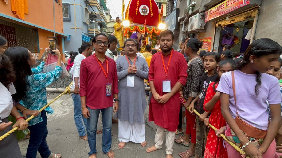 কলকাতা EM Bypass এ VIP নগর রাধা গোবিন্দ মন্দির কমিটির উদ্যোগে রথযাত্রায় আমন্ত্রিত বাংলা পক্ষ। রথের দড়ি টানলাম আমরা। 
প্রভু জগন্নাথ বাঙালির জীবনে সুখ- সমৃদ্ধি দিন৷