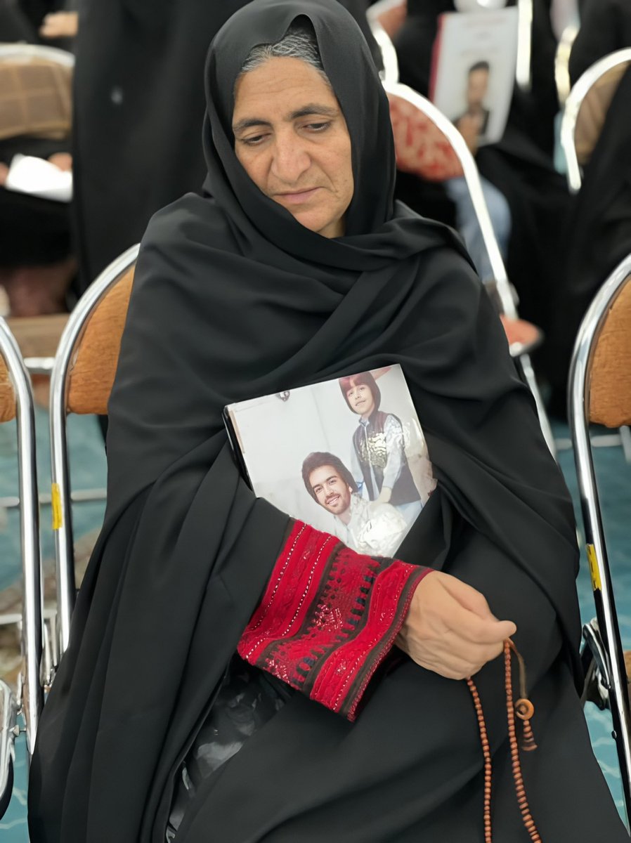 تو چشم‌های مادرش یه طوفان ساکته؛
اسمش #خدانور_لجه‌ای