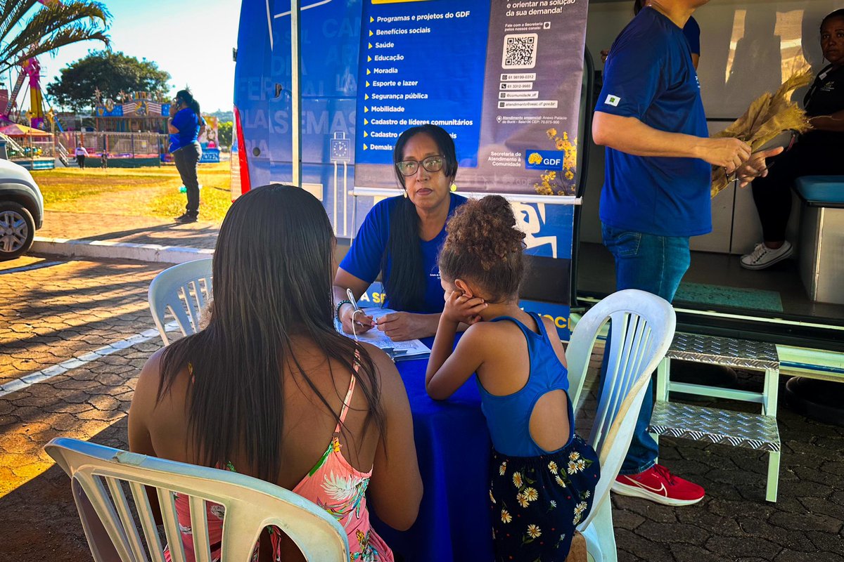 celinaleao's tweet photo. Hoje (27), no Recanto das Emas, 198 famílias receberam lotes urbanizados no residencial Tamanduá e também o Cartão Material de Construção. Um recomeço com dignidade, segurança e autonomia. É o GDF presente na vida de quem mais precisa. #Moradia #GDF https://t.co/FSQUl5Dwdo