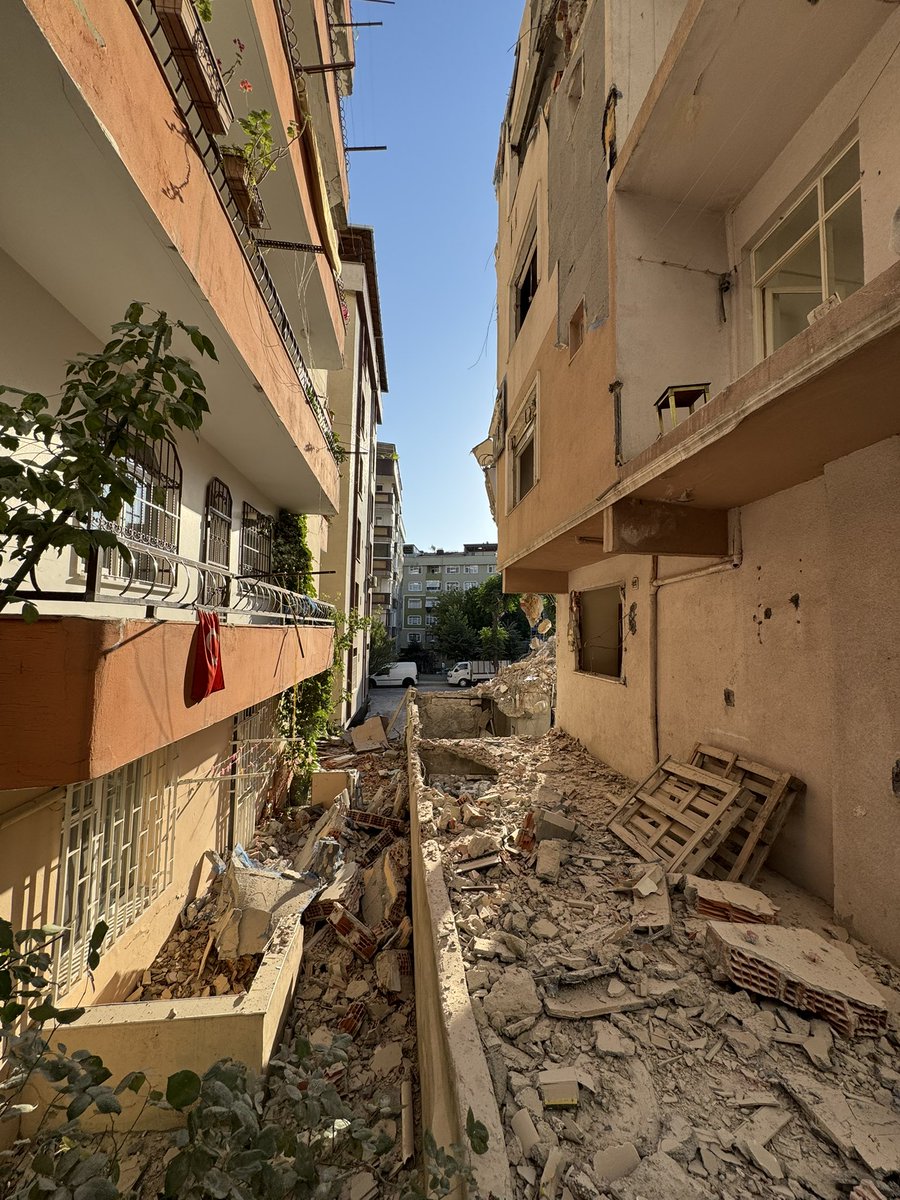 MustafaErsvs's tweet photo. @BahcelievlerBel siyavuşpaşa mahallesi müge sokakta gerçekleşen bina yıkımında kontrol zaafiyetiniz olduğu görülmektedir. Eski yapılarla dolu bir mahallede bu derece kontrolsüz bir yıkıma nasıl izin verebilirsiniz? Hasar tespiti ve cezai uygulamanın başlatılması rica olunur! https://t.co/w9beVrl8xV
