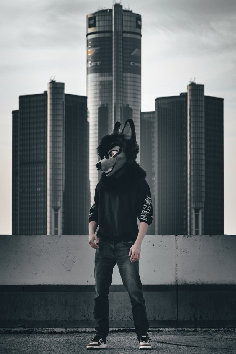 cant think of a caption, sooo,, 6'4 btw
#FursuitFriday