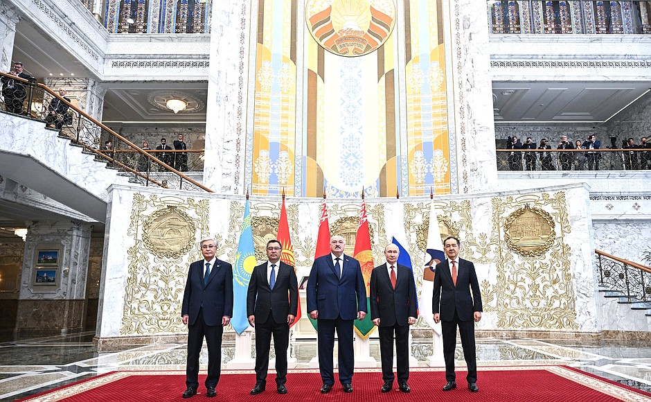 🗓 President #Putin took part in the meeting of the Supreme Eurasian Economic Council in Minsk.

A number of documents concerning specific areas of the #EAEU bodies’ activity and organisational issues were approved.

t.me/MFARussia/25479