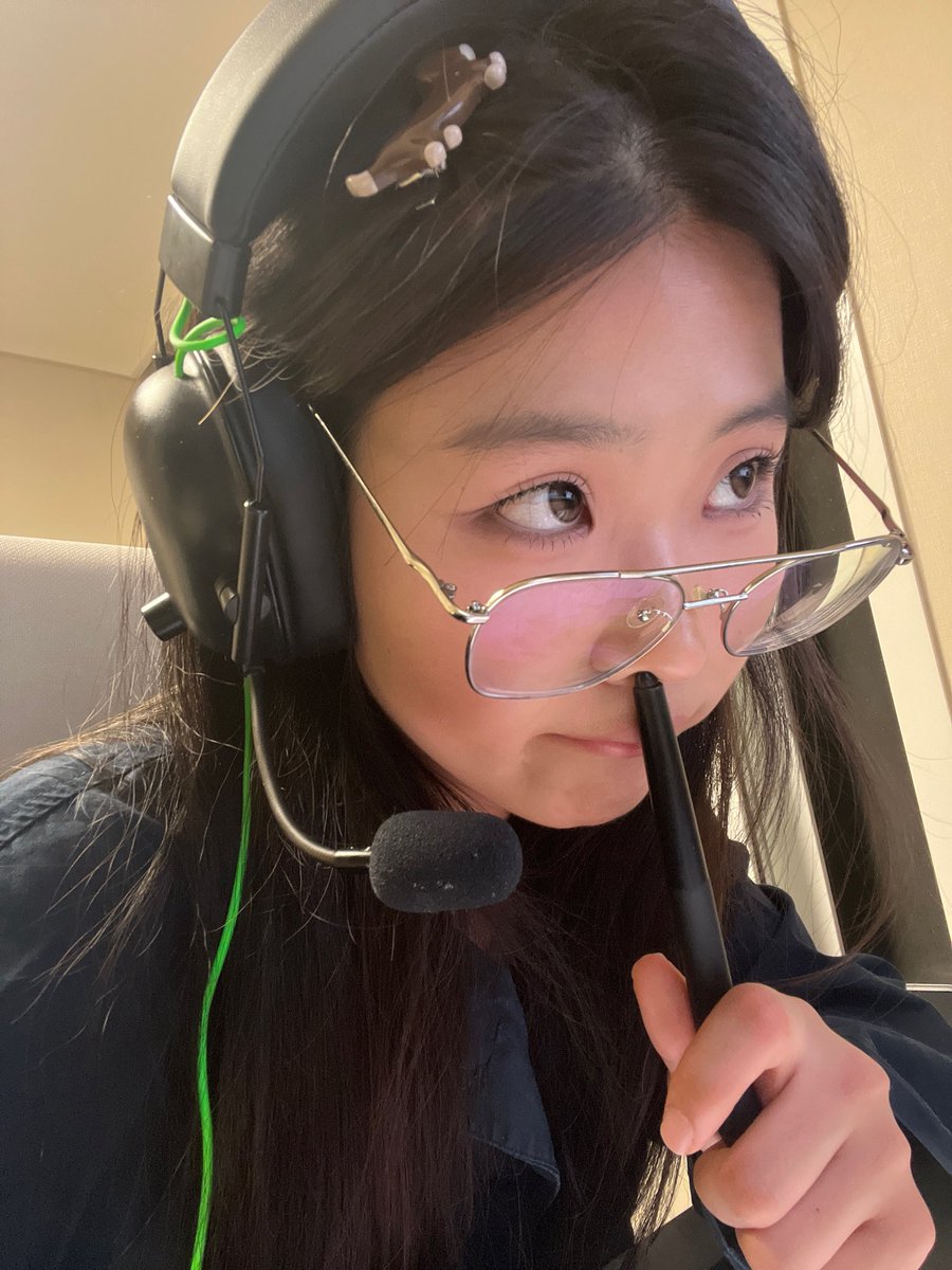 안경 끼고 헤드셋 쓰면 머리 아파 죽겟슴…
