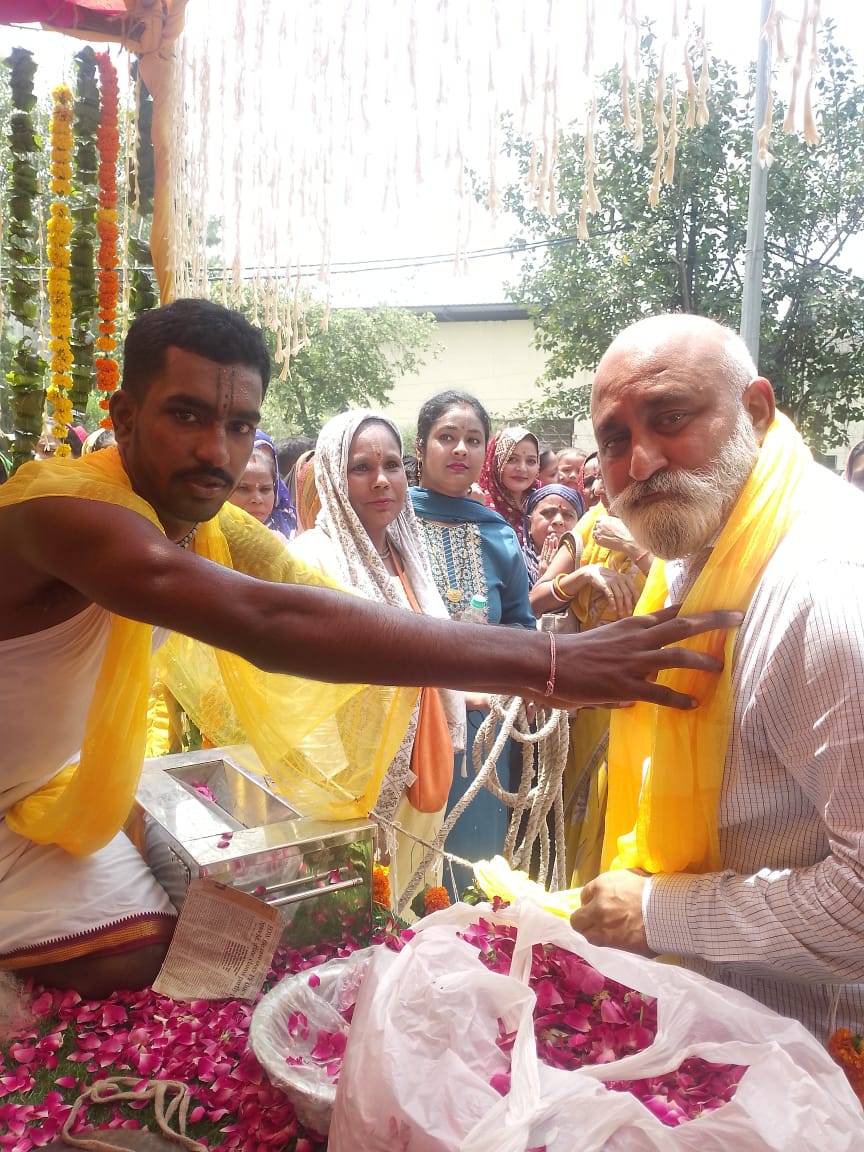 pintoosharmaapp's tweet photo. नीलांचल निवासाय नित्याय परमात्मने
बलभद्र सुभद्राभ्यां जगन्नाथाय ते नमः 🙏
आज प्रेम नगर गली नंबर 1 संघर्ष पार्क में भगवान श्री जगन्नाथ जी की पावन रथयात्रा में शामिल होने का सौभाग्य प्राप्त हुआ।
आस्था, भक्ति और दिव्यता से भरपूर इस अनुभव ने मन को अभूतपूर्व शांति और आनंद से भर दिया। https://t.co/GgRIGtCkgF
