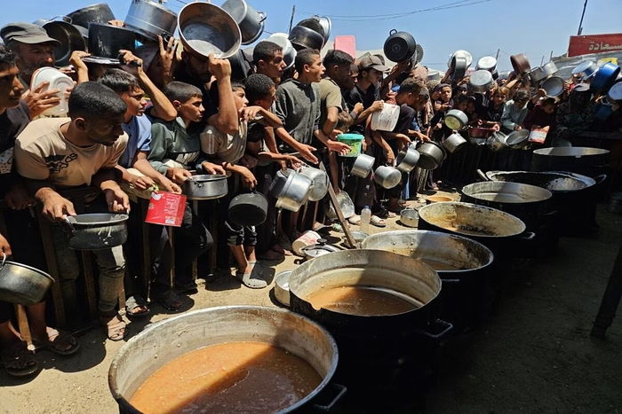 Atenção: Matéria do jornal israelense Haaretz afirma que soldados receberam ordem de atirar deliberadamente em moradores de Gaza desarmados que esperavam por ajuda humanitária no mês passado. "É um campo de extermínio" disse um dos militares"
