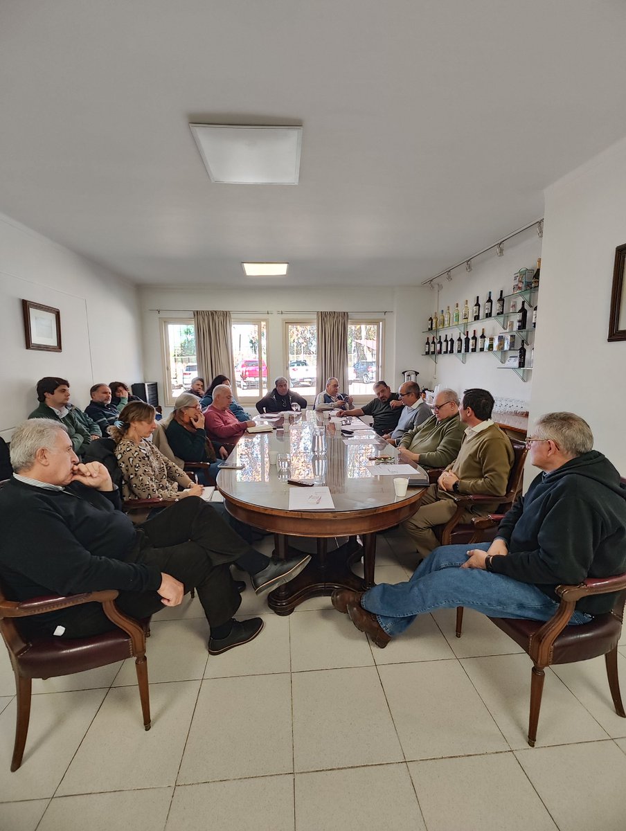 🔴Ahora  🔴 El Pte. de <a href="/ACOVI_/">ACOVI</a>, Fabián Ruggeri,  presentó el informe de #cosecha 2025, haciendo hincapié en el crecimiento de la cosecha mecanizada y la importancia de la integración al sistema #cooperativo.

Por su parte, Rubén Panella Pte. de #FECOVITA, presentó los datos para