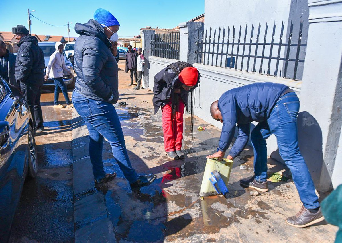 MMCFor_WS's tweet image. MMC @MsaneThembi in Palmridge with happy Residents
MMC made a commitment on Tuesday to resolve their many years struggle of water shortages and inconsistent water supply. Today we can confirm that they are getting fresh clean water from their taps, As per the blue drop standard