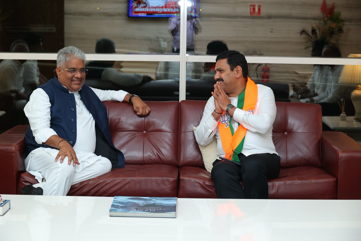 ರಾಜ್ಯಕ್ಕೆ ಆಗಮಿಸಿದ ಕೇಂದ್ರ ಸಚಿವರಾದ ಶ್ರೀ <a href="/byadavbjp/">Bhupender Yadav</a> ಅವರನ್ನು ರಾಜ್ಯಾಧ್ಯಕ್ಷರಾದ ಶ್ರೀ <a href="/BYVijayendra/">Vijayendra Yediyurappa</a> ಅವರು ಆತ್ಮೀಯವಾಗಿ ಸ್ವಾಗತಿಸಿದರು. 

ಈ ಸಂದರ್ಭದಲ್ಲಿ ರಾಜ್ಯ ಉಪಾಧ್ಯಕ್ಷರಾದ ಶ್ರೀ <a href="/BABasavaraja/">Byrathi Basavaraja</a> , ಸಂಸದರಾದ ಶ್ರೀ <a href="/PCMohanMP/">P C Mohan</a> , ಮಾಜಿ ಸಂಸದರಾದ ಶ್ರೀ <a href="/bjp_muniswamy/">Muniswamy S ( Modi Ka Parivar )</a> , ಯುವ ಮೋರ್ಚಾ ರಾಜ್ಯಾಧ್ಯಕ್ಷರಾದ ಶ್ರೀ