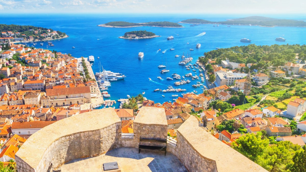 weather2travel's tweet image. Hvar or Brač: which Croatian island should you visit? Discover what Dalmatia’s two biggest islands have to offer from beaches galore to UNESCO-listed sites 🇭🇷 weather2travel.com/blog/hvar-or-b… @mary_novakovich @Croatia_hr