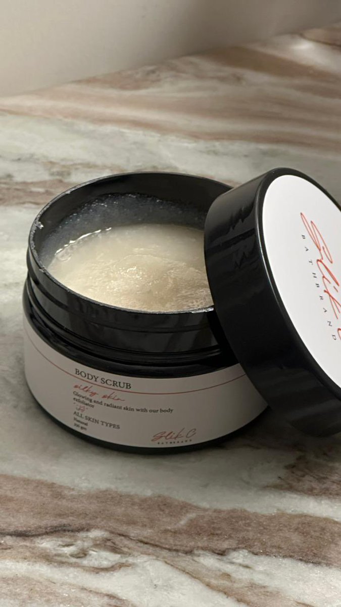 مقشر ليّلى 
اتحد اي بنت تجربه مايعجبها خييييال نعومه فوحان 🫦✨
خذي شوي من المقشر، دلّكيه بشكل دائري، خليه دقائق، وبعدها اشطفيه بمويه فاترة بتلاحظين نعومه وترطيب مو طبيعي وريحة جسمك ورد وزهور اخخخخ لازم يكون عند كل بنت😭😭✨