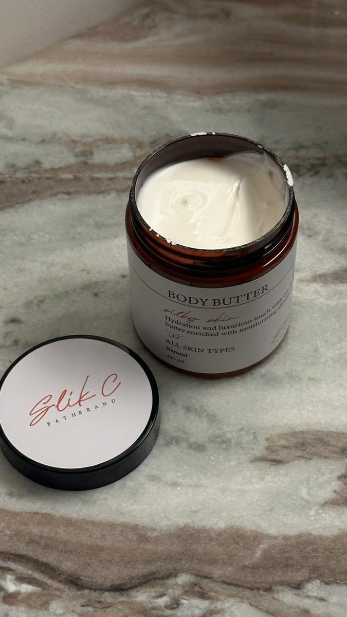 زبدة ليّلى 
ملينه زيوت تحسون ريحتها زهور وفواكه وفانيليا،ترطيبها قوي وعميق مره🫦✨

معطر ليّلى 
يهبلل يبنات ريحته أنوثه وورد وفواكه ويفوح بشكل كانك فواحة في البيت 😭😭✨