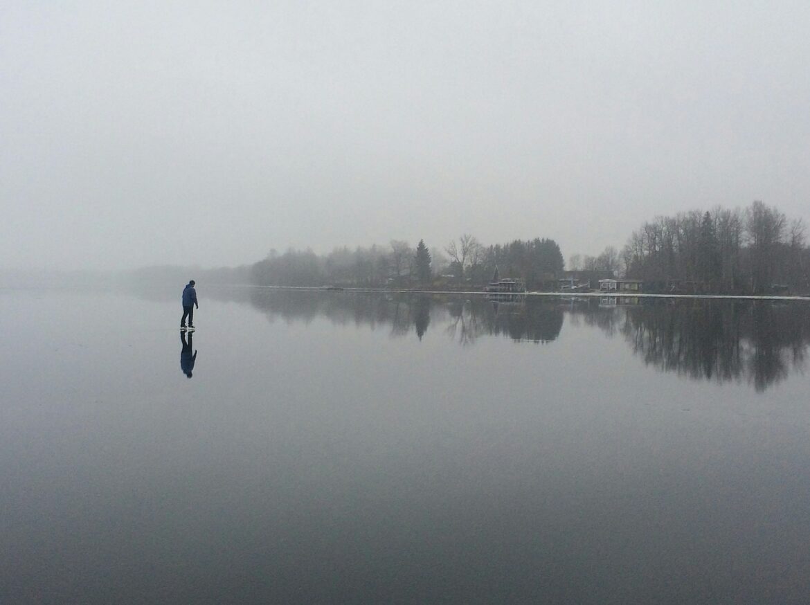 Kaç kere öldüm ben!
✍️Mehmet Kaplan

Bugün yine öldüm… 
Bir yanım daha sustu, bir duygum daha yitti belki. 
Ama yeniden dirilmek de, diriltmek de elimizde. 
Yeter ki kusurumu göreyim, tevbe edeyim, kusurunu görüp tevbe edenin yanında olayım...

vukufiyet.com/kac-kere-oldum…