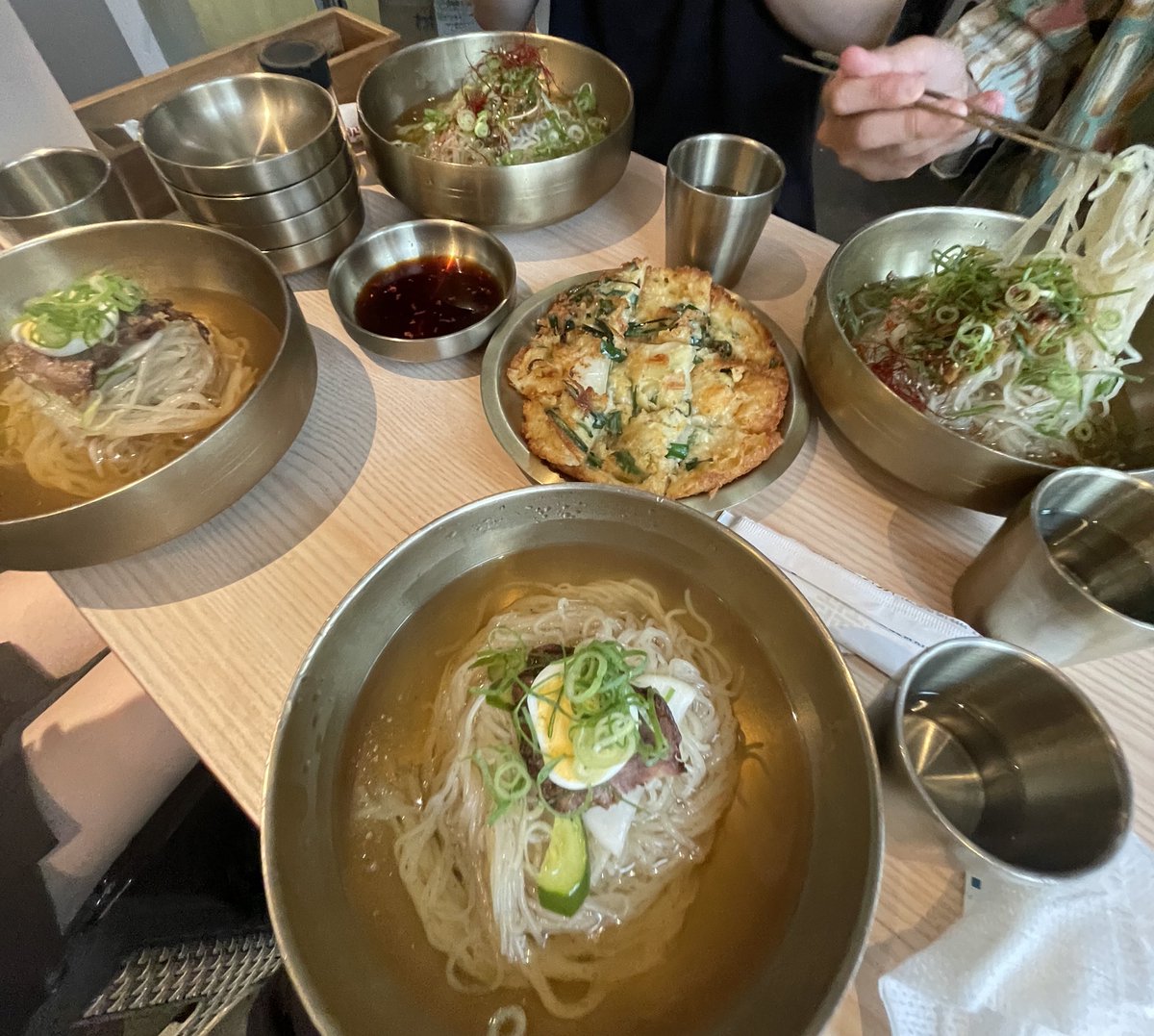 一昨日のライブ前冷麺を食べました真ん中の分厚デカチヂミ食べれる権は正当な勝負の末私が行使しました対あり