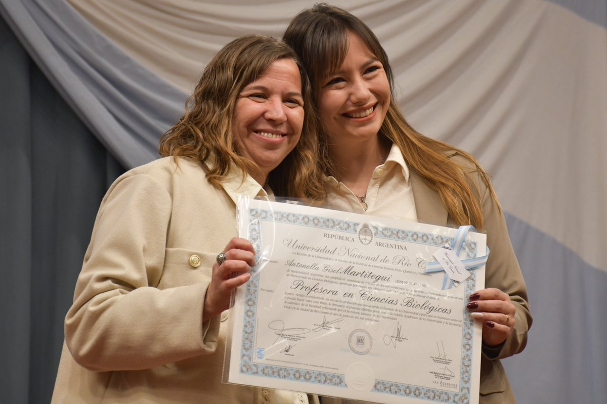 Exactas_UNRC's tweet image. Nuevos graduados de la Facultad recibieron sus diplomas. Este viernes, en el Aula Mayor, se llevó a cabo la 310º colación de grado y posgrado de la UNRC. En la ceremonia, nuevos graduados de las carreras de la Facultad recibieron sus diplomas.
exa.unrc.edu.ar/nuevos-graduad…