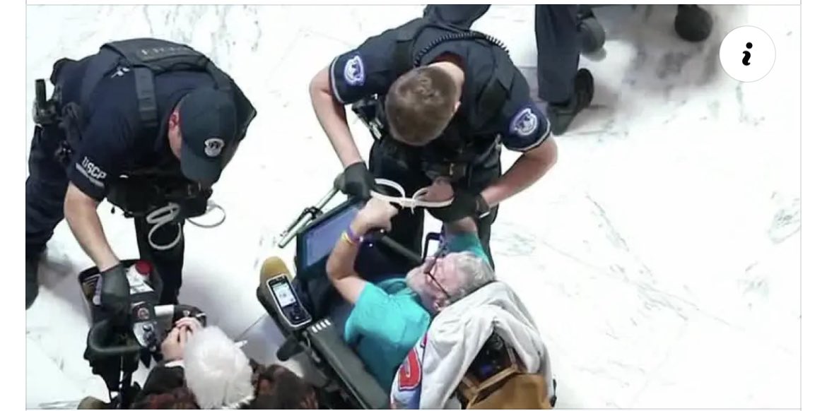 Quando ammanetti con lo zip un uomo in sedia a rotelle, che sta protestando contro i tagli a Medicaid, in quella stessa Capitol Hill oggetto di un’invasione eversiva i cui autori sono stati graziati, significa che il tuo tessuto civile e struttura istituzionale non esistono più
