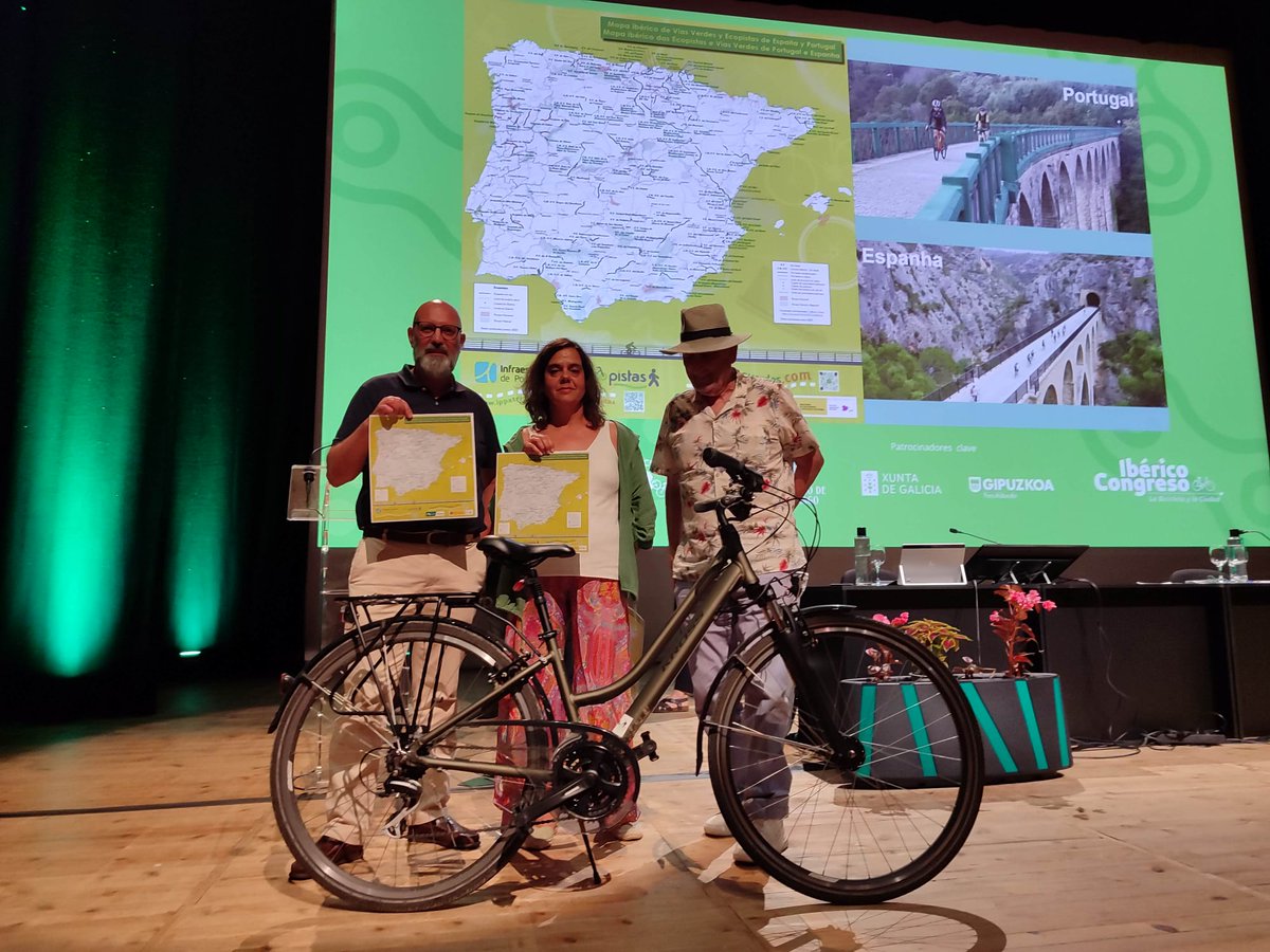 viasverdes_ffe's tweet photo. Sesión 'Cicloturismo Ibérico':  Presentado el támdem  'Tren + vía verde' entre @ffe_es y @Renfe #ExperimentaVV; presentado el Plan de #ecopistas de Portugal y el mapa ibérico de Ecopistas y víasverdes; el proyecto @PedalSpain; @EuroVelo_ES en Galicia ... y + propuestas. 💚🚲💚 https://t.co/3vCBcJlFeC
