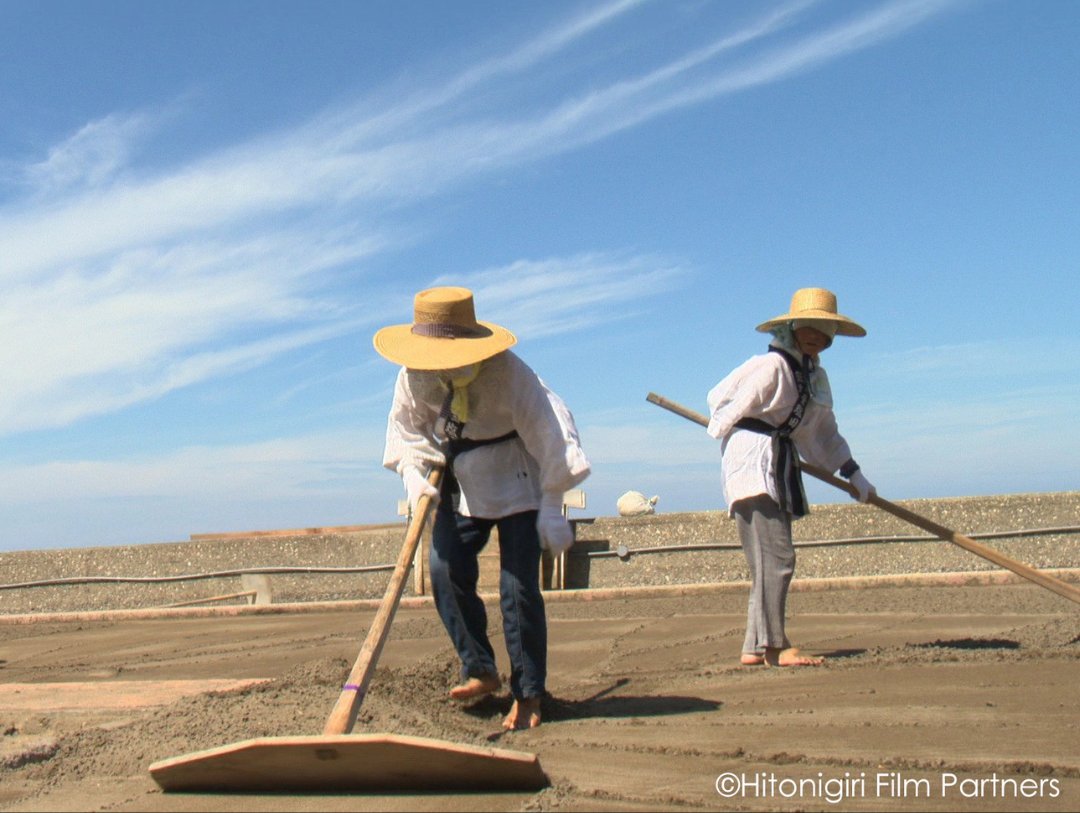 🔦JFF THEATER SPOTLIGHT🔦

🧂This week's film: A Handful of Salt

"No matter what kind of job you do, realize that it’s your calling and do your best."

Kaori Ishii (The Genealogy of Sake) presents another documentary featuring the lives and dedication of the salt farmers in