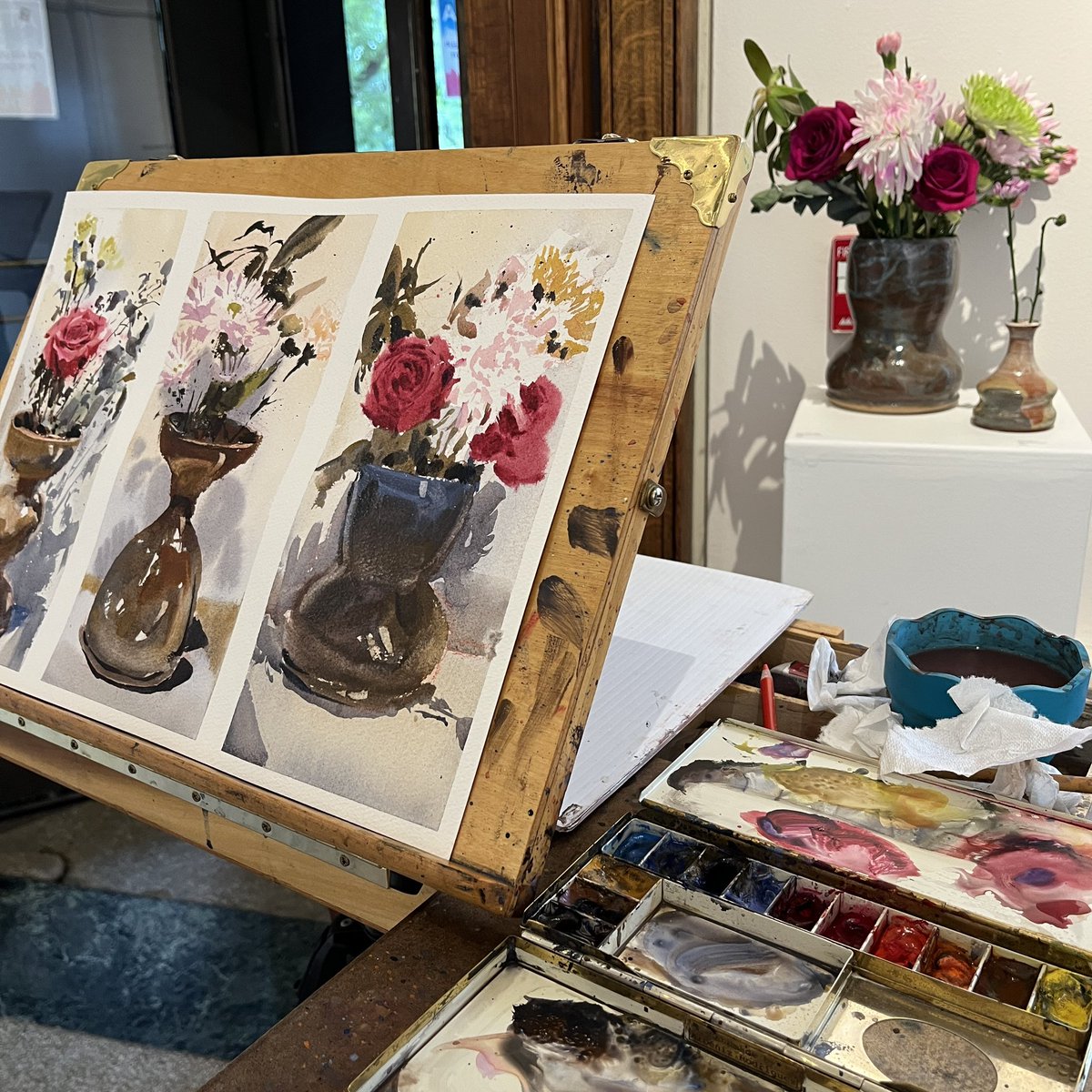 Jared_Cullum's tweet image. Driven indoors by the insane heatwave here, my plein air class took to find interior inspiration - luckily there is a FANTASTIC exhibit of pottery work by my friend Alexandra Watrous with some lovely flowers so I got in some studies of the flowers and her work