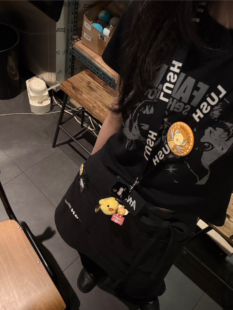 misakisaid's tweet photo. 사키라는 아이가 잇엇슨
딱히 행복하진않앗고 
그냥 매일 일만 햇슨..………….

근데 러쉬 산리오 콜라보 입욕제 꼭 사세요 너무 귀여움 밀크보틀이랑 키티랑 섞으면 진짜 예뻐요 핑크 빤짝이가 챠르르 빤짝빤짝
키라키라で슨.. https://t.co/MiMWWIs07N