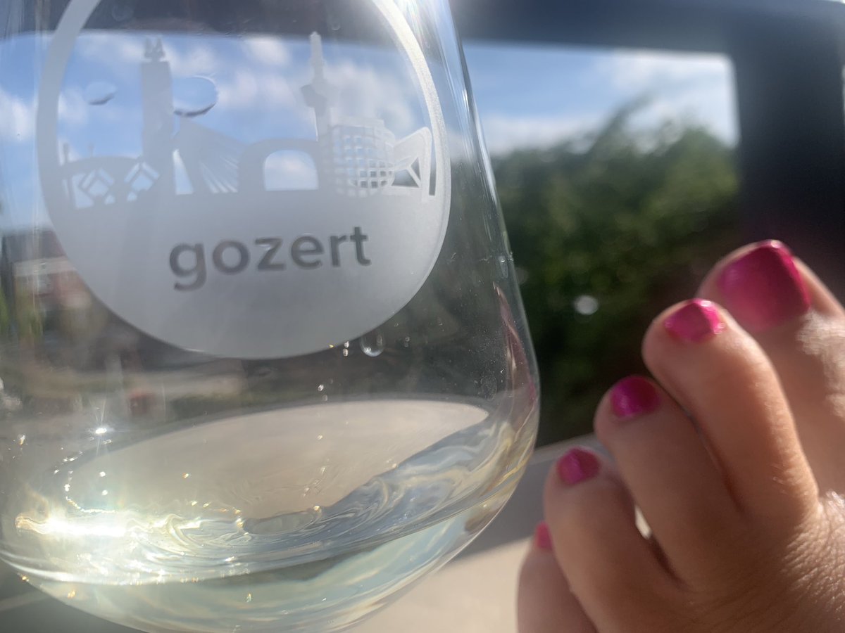 RebelHeart9's tweet image. Oei! Zie nu pas dat ik het verkeerde glas inschonk 🙄

*luistert verder naar #top40 90s 🥂

Fijn weekend 🎶