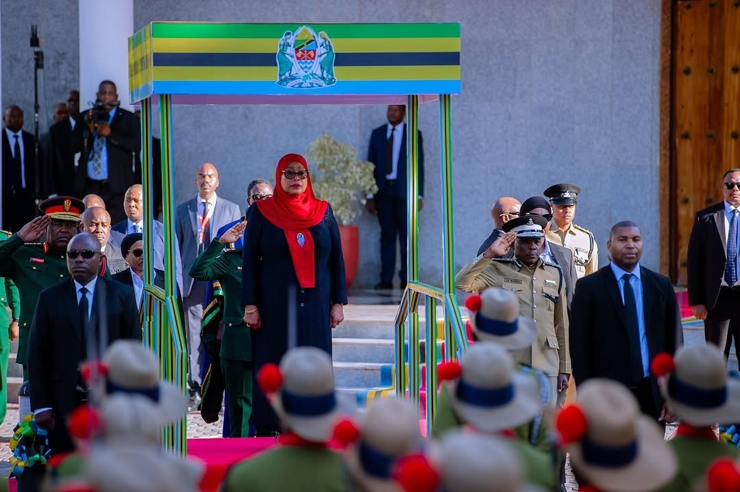 Rais wa Jamhuri ya Muungano wa Tanzania, Mhe. Dkt. Samia Suluhu Hassan akikagua gwaride la heshima lililoandaliwa na Jeshi la Polisi mara baada ya kuwasili katika viwanja vya Bunge Jijini Dodoma tarehe 27 June, 2025.