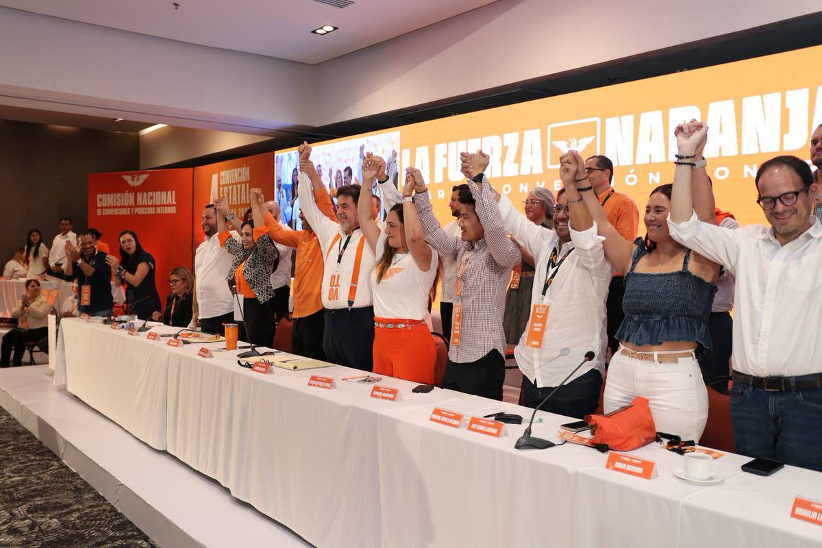 MovCiudadanoSon's tweet photo. Junto a nuestra Coordinadora Estatal Natalia Rivera estamos listos para que la #FuerzaNaranja siga en crecimiento. 
De norte a sur vamos a pintar a Sonora de naranja y demostrando que nuestro estado sí tiene alternativa hacia el futuro. 💪🧡 https://t.co/NuqbJT2qAm