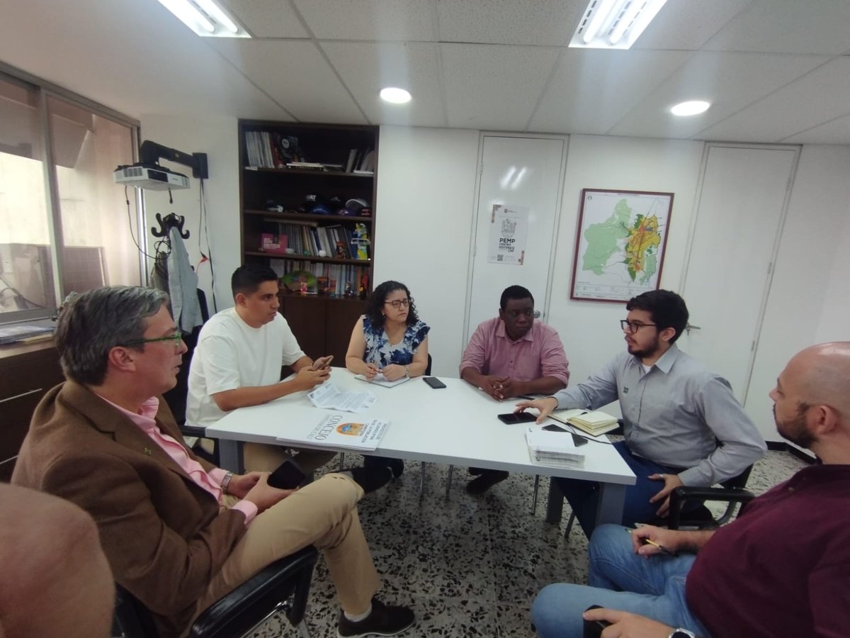 👨🏻‍🏫Estamos trabajando con la buena disposición tecnica de la Secretaría de <a href="/Educacion_Cali/">Secretaría de Educación de Cali</a> y el <a href="/DagmaOficial/">DAGMA</a> en el perfeccionamiento del proyecto de acuerdo #CátedraAmbiental 🦦🌱 q busca fortalecer los Proyectos Ambientales Escolares PRAE en los colegios oficiales de Cali