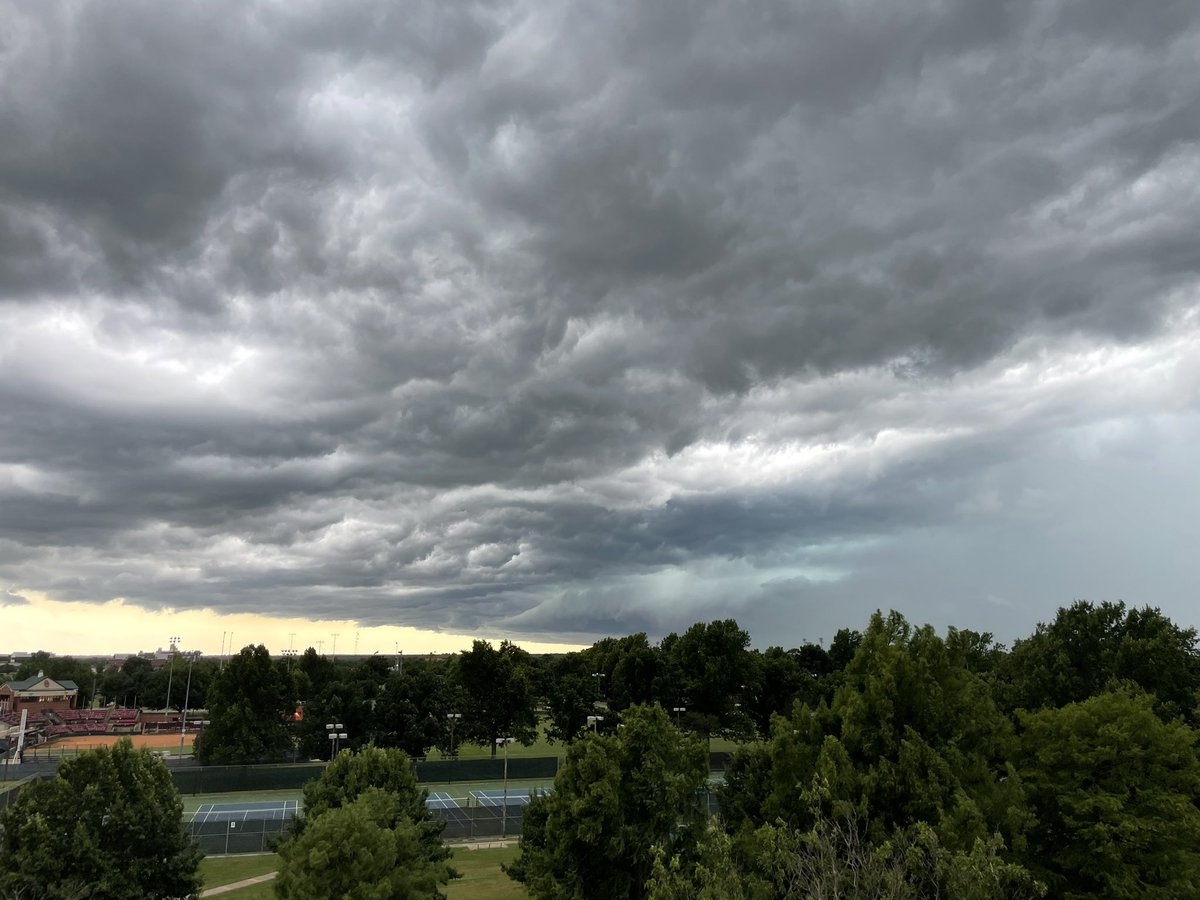 m_eljones's tweet image. Caught a nice shelf (peep the mammatus too) associated with a line of storms that passed through central Oklahoma yesterday afternoon! #okwx
