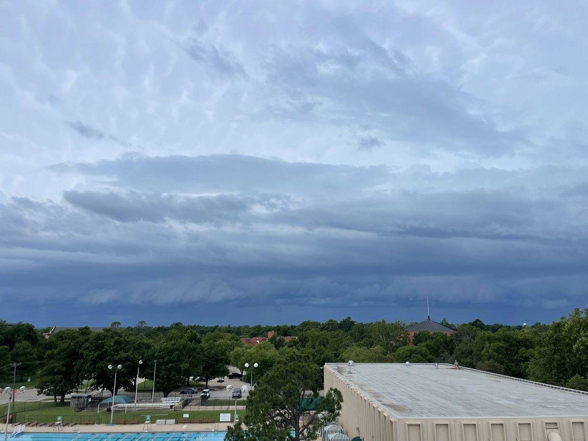 m_eljones's tweet image. Caught a nice shelf (peep the mammatus too) associated with a line of storms that passed through central Oklahoma yesterday afternoon! #okwx