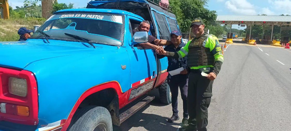 SucrePolicia's tweet photo. 🚨En este puente festivo de San Pedro y San Pablo, la Seccional de Tránsito y Transporte Sucre despliega un amplio dispositivo vial en todo el depto.

Invitamos a los actores viales a sumarse a la campaña #JuntosSalvamosVidas respetando las normas de tránsito. ¡Tu vida vale! 👮‍♂️🚗 https://t.co/OMnt89Qq0o