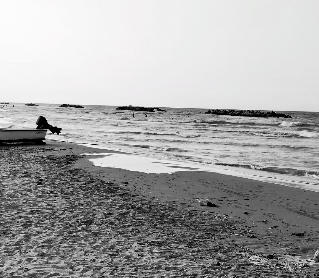 E nel pomeriggio
quando il sole ci nutriva
Di tanto in tanto
un grido copriva le distanze
E l'aria delle cose diventava irreale....
(Battiato)