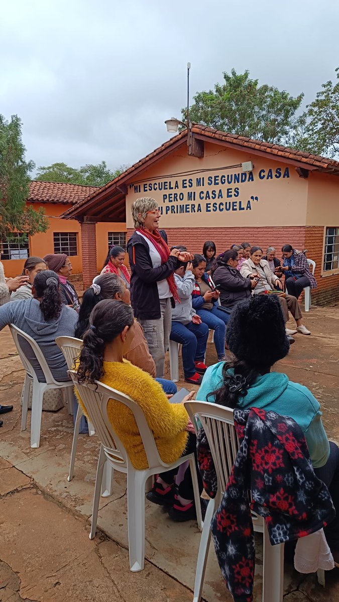 Estuve en  #Paraguay formando a productoras de Guairá y Paraguarí 👩🏾‍🌾 Aprendieron a usar su celular 📱 para comunicar, sacar fotos 📸, editar, diseñar con Canva 🎨 y hasta usar IA 🤖 Hoy se sienten empoderadas 💪🏽
#MujeresQueInspiran <a href="/FundacionETEA/">Fundación ETEA</a> <a href="/LoyolaAnd/">Universidad Loyola</a>