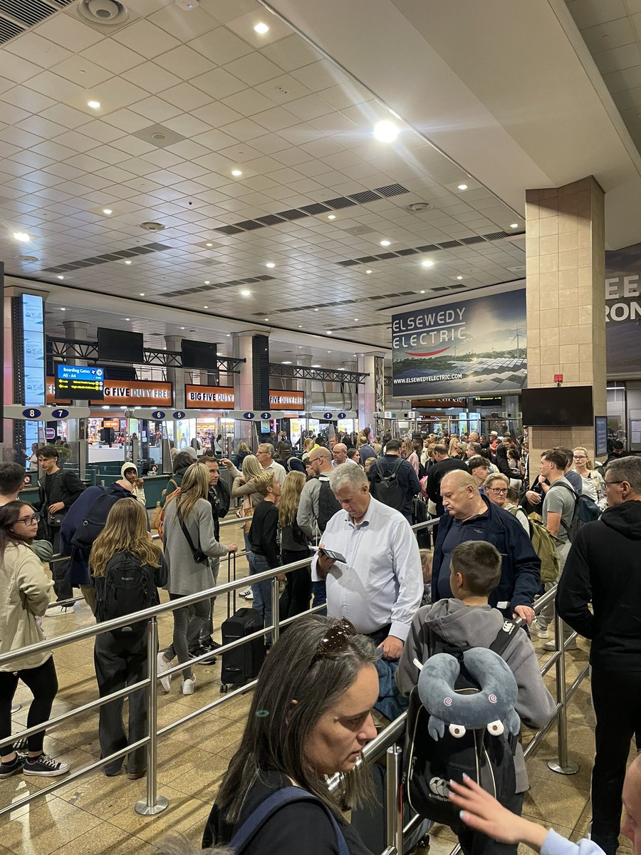 What a disgrace and embarrassment <a href="/HomeAffairsSA/">HomeAffairsSA 🇿🇦</a> <a href="/Airports_ZA/">Airports Company SA</a> . Friday night, long queues and four customs desks open!! Welcome to SA