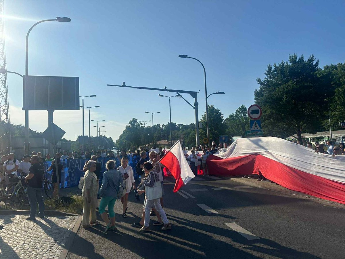 visegrad24's tweet photo. Angry Poles have blocked the border crossing Świnoujście-Ahlbeck to protest against Germany's practice of deporting illegal migrants to Poland.

Angela Merkel's decision to open Europe's borders in 2015 still reverberates in European politics.

🇵🇱🇩🇪 https://t.co/gEhjSzrBhJ