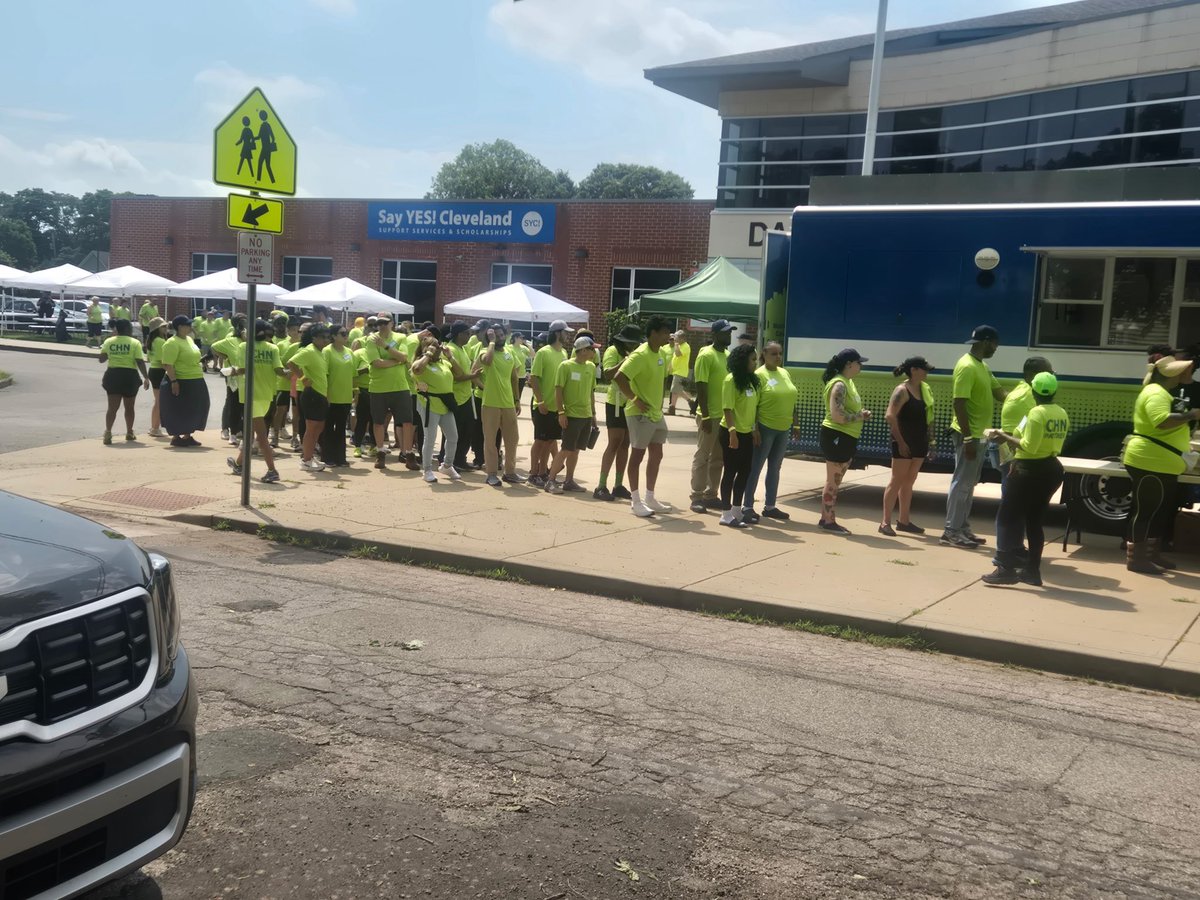 LMMCleveland's tweet image. Another wonderful day serving our community! Today @Metro45Cafe is at the @CHNhousing Clean Up the Community event at Morris Court. We are feeding this incredible group of 170 volunteers! #greatfoodbetterstory