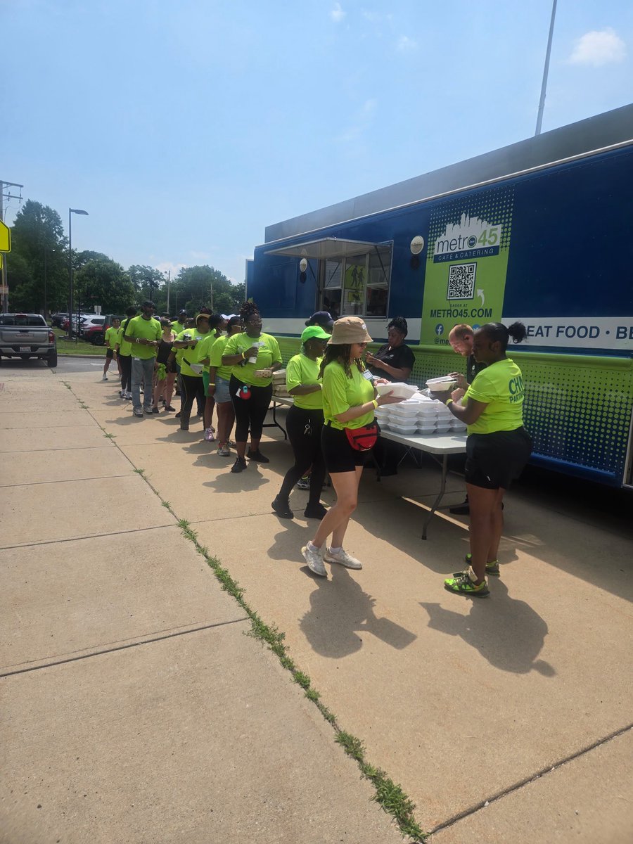 LMMCleveland's tweet image. Another wonderful day serving our community! Today @Metro45Cafe is at the @CHNhousing Clean Up the Community event at Morris Court. We are feeding this incredible group of 170 volunteers! #greatfoodbetterstory