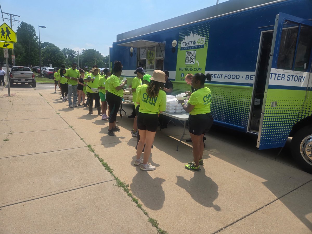 LMMCleveland's tweet image. Another wonderful day serving our community! Today @Metro45Cafe is at the @CHNhousing Clean Up the Community event at Morris Court. We are feeding this incredible group of 170 volunteers! #greatfoodbetterstory