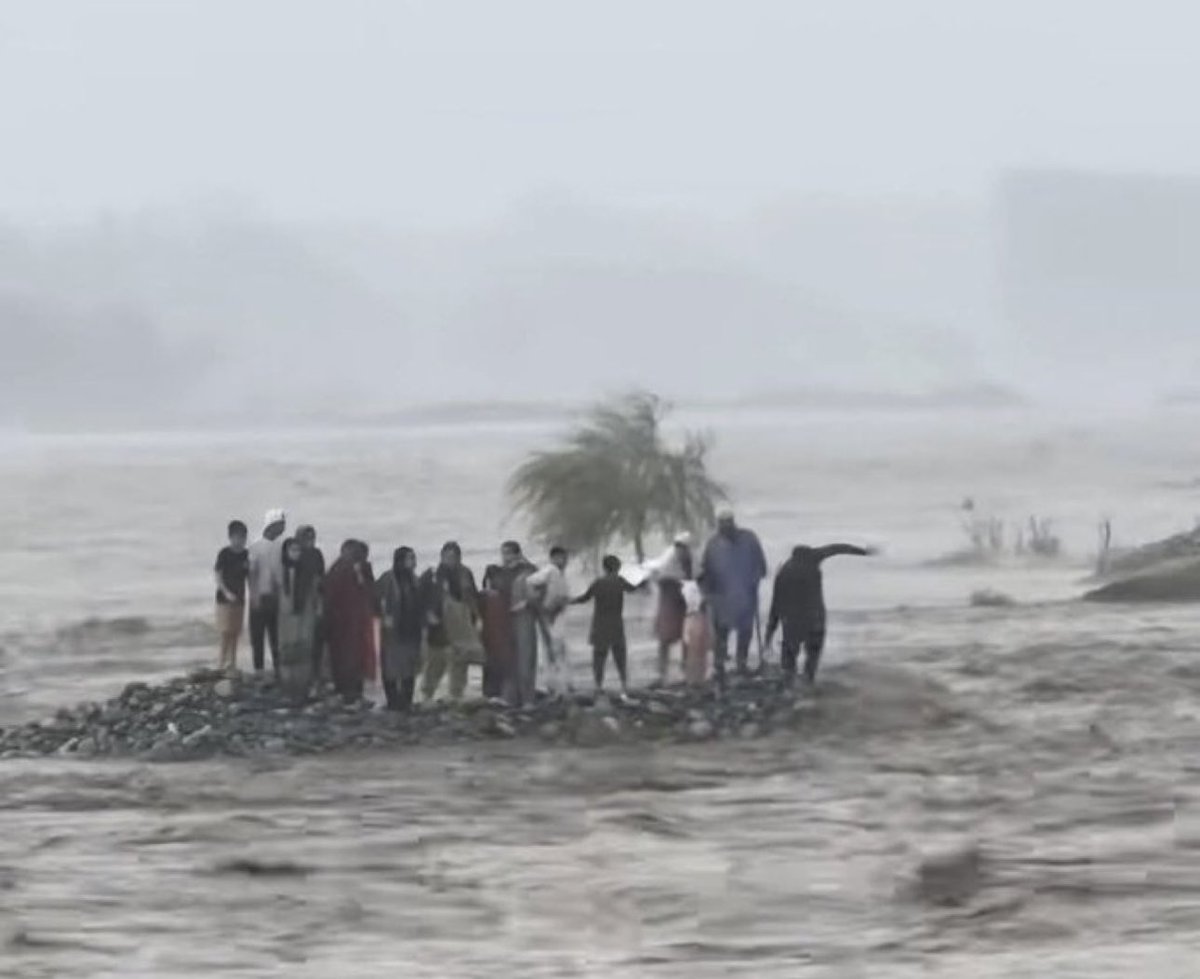 دریائے سوات میں ڈوبتے معصوم چہروں کی بے بسی دل چیر دینے والی تھی... 😢
وہ آخری لمحے تک نگاہیں اُٹھا کر کسی مدد، کسی مسیحا کے منتظر رہے... مگر افسوس، جن پر بچانے کی ذمہ داری تھی، ان کی نظریں کہیں اور تھیں، ترجیحات کہیں اور۔ 😔💔
💬 افسوس کے ساتھ کہنا پڑ رہا ہے کہ خیبرپختونخوا